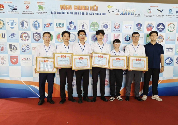 Các chàng trai của Khoa Kỹ thuật và Công nghệ đã mang lại niềm tự hào cho Nhà trường trong năm 2025.