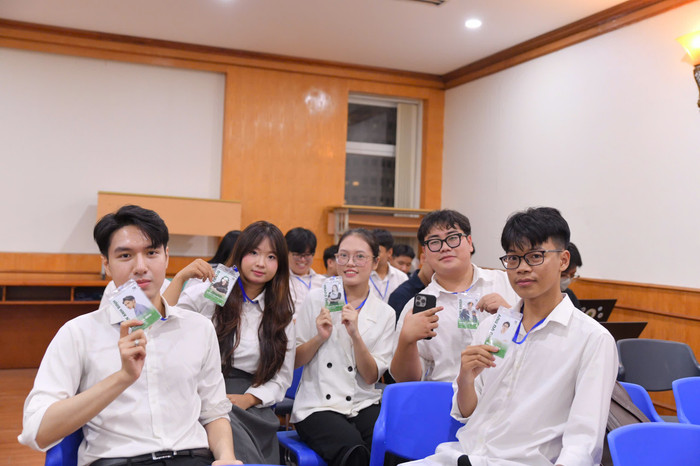 Nhóm sinh viên thực hiện dự án Coffeenergy, từ trái qua phải lần lượt là em Đoàn Anh Bình, Nguyễn Trịnh Minh Trang, Nguyễn Thị Như Quỳnh, Nguyễn Anh Khoa, Nhữ Vũ Duy. Ảnh: NVCC. z7076792748782-1459feafa149b2a360600a114e29da42.jpg