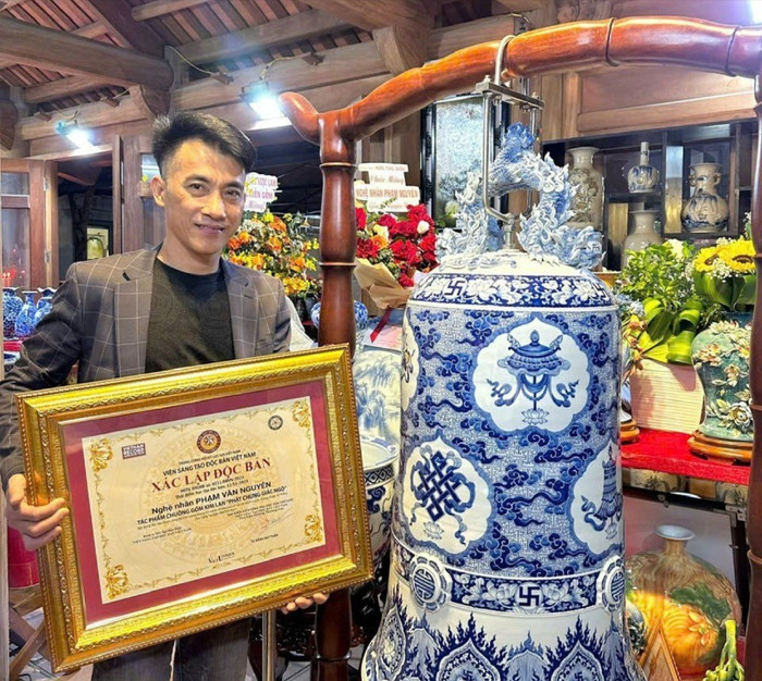 Nghệ nhân Phạm Văn Nguyên - chủ cơ sở sản xuất gốm sứ mỹ nghệ Nguyên Hằng. Ảnh: NVCC. e4de65c78e6a05345c7b-4173.jpg