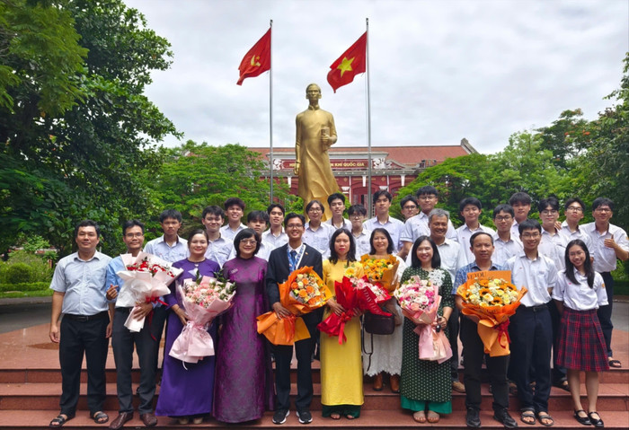 Thiện Nhân cùng thầy cô và bạn học tại Trường Trung học phổ thông Chuyên Quốc Học - Huế. Ảnh: NVCC efb9249e-76a3-444a-8fbd-2785ad004c0d-2200.jpg