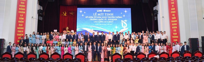 Lễ mít tinh Kỷ niệm 23 năm ngày truyền thống Trường Quốc tế - Đại học Quốc gia Hà Nội. vis-8511-1024x311.jpg