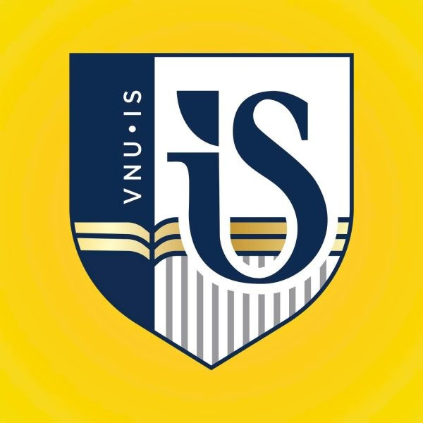 Logo Trường Quốc tế sử dụng chiếc khiên biểu tượng cho sự bảo vệ vững chắc, quyển sách mở tượng trưng cho tri thức.