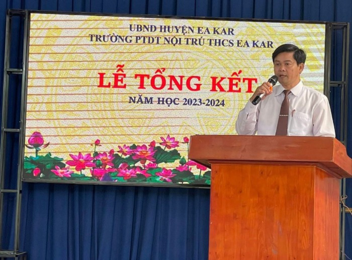 Thầy Nguyễn Đình Nam, Hiệu trưởng Trường Phổ thông Dân tộc nội trú Trung học cơ sở huyện EaKar (huyện Ea Kar, tỉnh Đắk Lắk). Ảnh: website nhà trường 444964804-3116899398444053-4163886396443219004-n-6178-9328.jpg