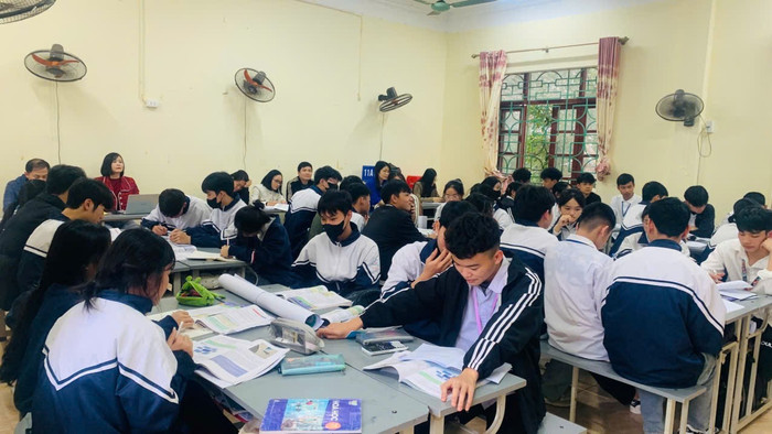 Học sinh Trường Trung học phổ thông Phương Sơn trong giờ học môn Hóa học. Ảnh: website nhà trường z6361331941212-cac7a0b92b8851c4840345a414eeac32.jpg