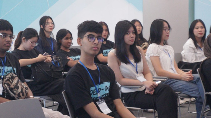 Giảng viên Trường Quốc tế gây ấn tượng tốt trong giờ học đầu tiên.