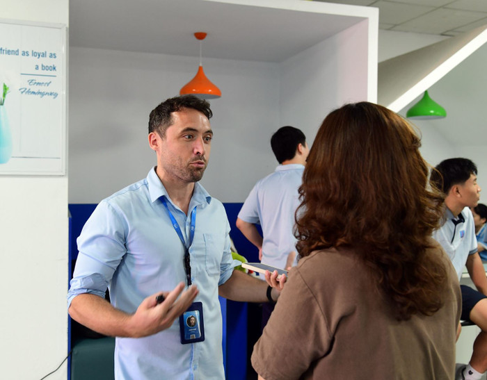 Thầy Jason Kane, Giáo viên song ngữ Bộ môn Media, người đồng hành cùng dự án phim "Trường học sinh thái".