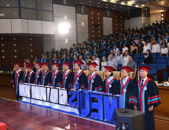 Sáng ngày 25/7, Đại học Kinh tế Quốc dân tổ chức lễ trao bằng cử nhân cho 1.102 sinh viên Chương trình Chất lượng cao khóa 63. 56a045c14bc4c29a9bd5-8763.jpg