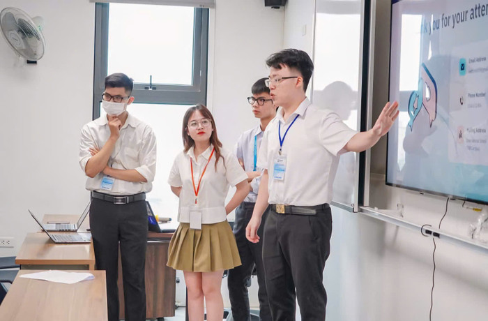 Tuấn Tùng trong buổi thuyết trình về đề tài nghiên cứu khoa học. Ảnh: NVCC 4fffbaaca5732d2d7462.jpg