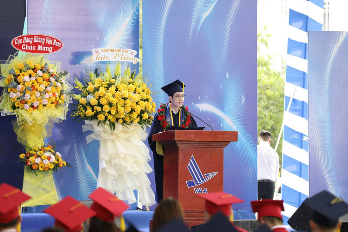 Nguyễn Đình Thắng là thủ khoa tốt nghiệp loại Xuất sắc tại Học viện Hàng không Việt Nam năm 2023. Ảnh: NVCC. 484073205-4112405109048038-1782072281805589165-n.jpg