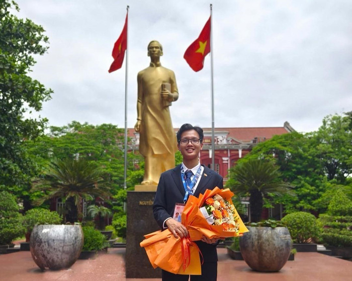 Em Trần Lê Thiện Nhân, học sinh Trường Trung học phổ thông Chuyên Quốc Học - Huế đã xuất sắc mang về huy chương Bạc cho đội tuyển Việt Nam tại IPhO 2025. Ảnh: NVCC 525719279-1216351190292132-6612725952112348775-n.jpg