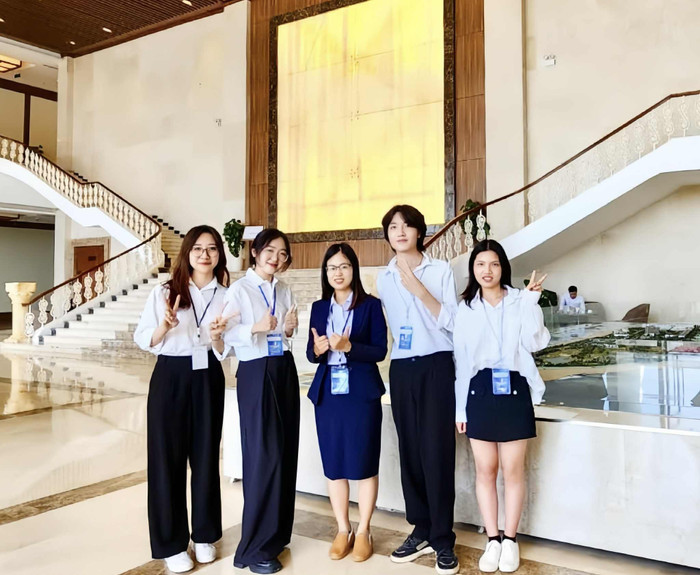 Tuyết Vi (thứ hai từ trái sang) cùng giảng viên và bạn học Trường Quốc tế - Đại học Quốc gia Hà Nội. Ảnh: NVCC. 96e10059-251d-47b9-a4e8-3dc332aeee5e.jpg