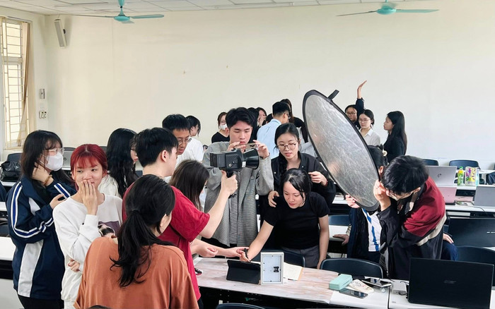 Sinh viên ngành Lưu trữ học, Trường Đại học Khoa học Xã hội và Nhân văn (Đại học Quốc gia Hà Nội) thực hành trong khuôn khổ học phần “Truyền thông trong lưu trữ”. Ảnh: website nhà trường 492113535-1103926991749726-9113893448465740420-n.jpg