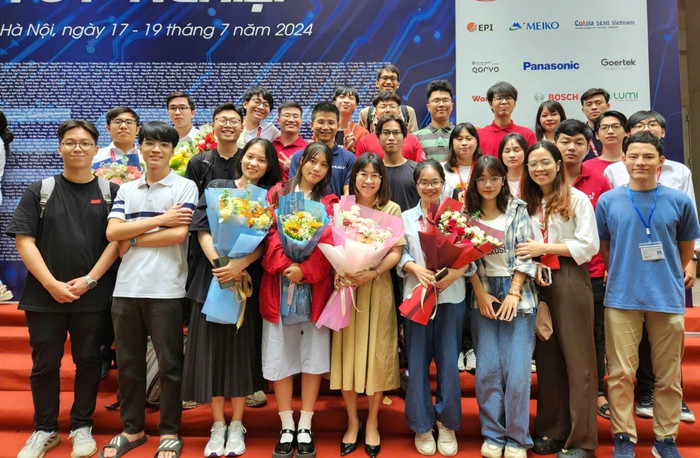 Phó Giáo sư, Tiến sĩ Lê Minh Thùy cùng sinh viên tại lễ tốt nghiệp. Ảnh: NVCC. f5dea9b600bd8de3d4ac-4499.jpg