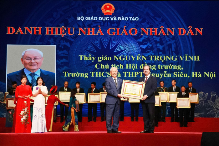 Nhà sáng lập Nguyễn Trọng Vĩnh được trao tặng danh hiệu Nhà giáo Nhân dân. Ảnh: NTCC 3eab856df8fa4aa413eb.jpg