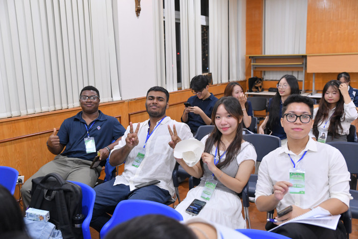 Nhóm sinh viên thực hiện dự án Helio, từ trái sang phải lần lượt là em Demy Warloxx, Comaan De, Nguyễn Thị Hải Yến, Đỗ Minh Hoàng. Ảnh: nhóm sinh viên cung cấp. man-0703.jpg