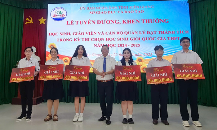 Sở Giáo dục và Đào tạo tỉnh Kiên Giang (cũ) tổ chức tuyên dương và khen thưởng cho học sinh, giáo viên và cán bộ quản lý đạt thành tích trong Kỳ thi chọn học sinh giỏi quốc gia trung học phổ thông năm học 2024-2025. Ảnh: Cổng thông tin điện tử Sở 23-1-24-0-7a40da003c947034a0d26f6095fc04ba.jpg
