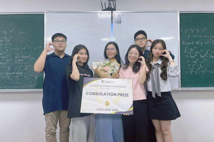 Nhóm nghiên cứu khoa học của Như Ý cùng giảng viên hướng dẫn là Tiến sĩ Đỗ Phương Huyền. Ảnh: NVCC. ca95be23a0f728a971e6.jpg