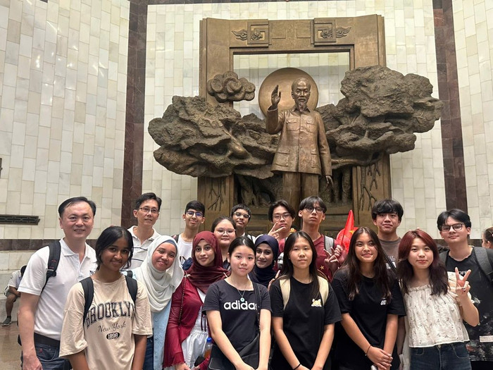 Các bạn đã có chuyến thăm ý nghĩa tại Bảo tàng Hồ Chí Minh.