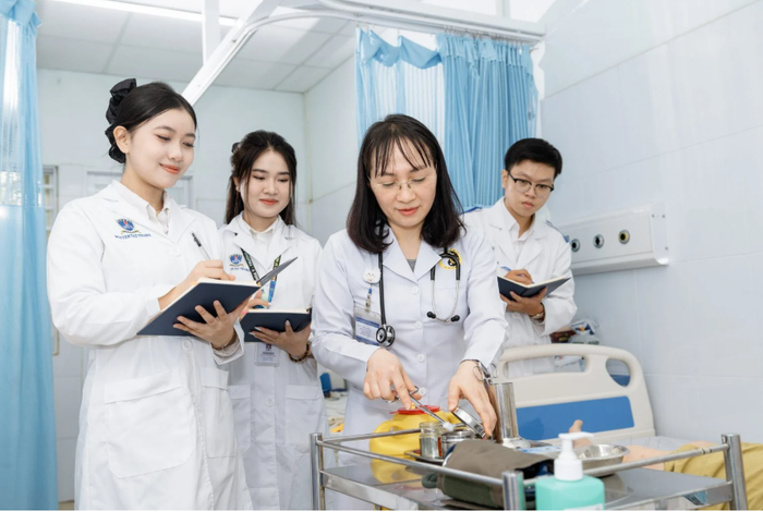 Nhóm ngành Sức khỏe là một trong những lĩnh vực đào tạo mũi nhọn của Trường Đại học Nguyễn Tất Thành, có mức điểm sàn năm 2025 giữ ổn định, không chênh lệch đáng kể so với năm 2024. Ảnh: website nhà trường screenshot-2025-07-18-153837.png