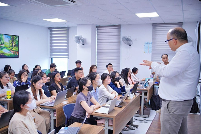 Sinh viên được học tập, trải nghiệm thực tế tại các cơ quan, doanh nghiệp trong nước và nước ngoài. 486097214-1087413640088816-4652049773103431541-n-1024x683.jpg