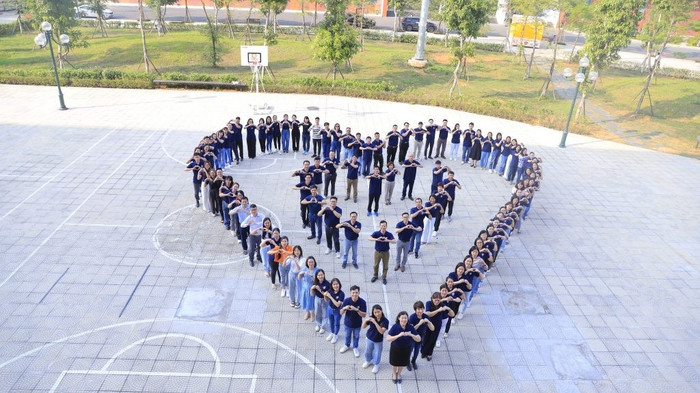 Cán bộ, giảng viên, học viên, sinh viên Nhà trường luôn đoàn kết, đồng lòng xây dựng “ngôi nhà chung VNU-IS” ngày thêm vững mạnh. 481184936-1070224975141016-48468204949126425-n-1024x575.jpg