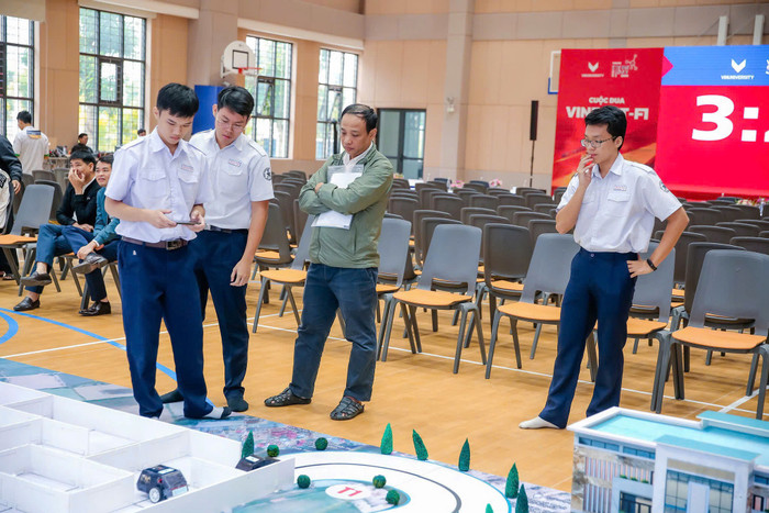 Lê Viết Nguyên (ngoài cùng bên phải) tại cuộc thi STEME do Trường Đại học VinUni tổ chức. Ảnh: NVCC 74b74778e8e55fbb06f4.jpg