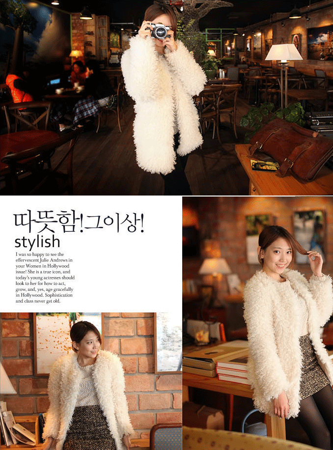 Mẫu áo này màu trắng trông thật đáng yêu phải không các bạn? Mẫu áo này màu trắng trông thật đáng yêu phải không các bạn?