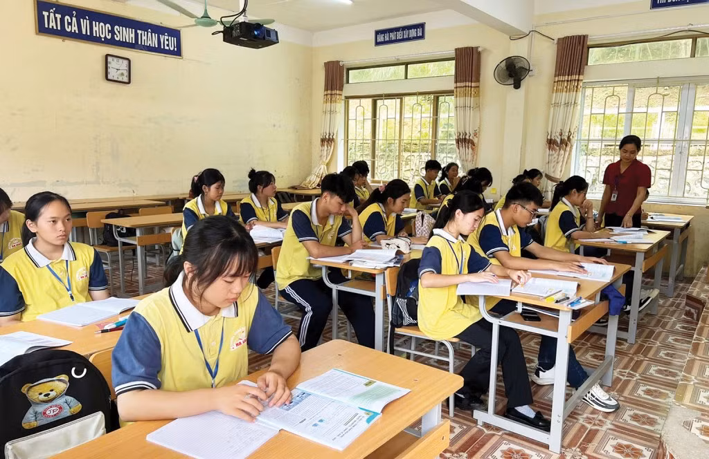 Học sinh Trường Trung học phổ thông Hạ Lang (tỉnh Cao Bằng) trong một buổi học. Ảnh website nhà trường.