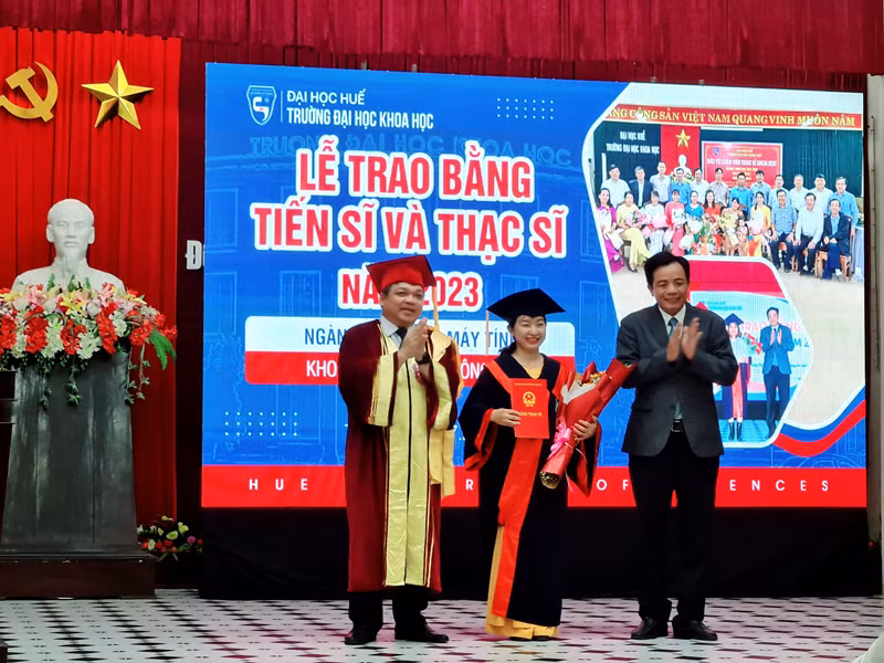 Phó Giáo sư, Tiến sĩ Võ Thanh Tùng, Hiệu trưởng Trường Đại học Khoa học, Đại học Huế (ngoài cùng bên trái) tại Lễ trao bằng Tiến sĩ và Thạc sĩ năm 2023 của Trường Đại học Khoa học, Đại học Huế (Ảnh: Website nhà trường).