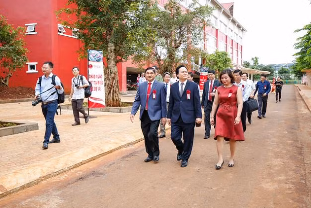 Ngày 4/8/2018, Bộ trưởng Bộ Giáo dục và Đào tạo Phùng Xuân Nhạ đã tới dự lễ khánh thành Trường Tiểu học, Trung học cơ sở và Trung học phổ thông Hoàng Việt, Buôn Ma Thuột, Đắk Lắk. Đây là một sự quan tâm rất lớn của người đứng đầu ngành giáo dục với giáo dục tư thục. Ảnh: Trường Hoàng Việt. Ngày 4/8/2018, Bộ trưởng Bộ Giáo dục và Đào tạo Phùng Xuân Nhạ đã tới dự lễ khánh thành Trường Tiểu học, Trung học cơ sở và Trung học phổ thông Hoàng Việt, Buôn Ma Thuột, Đắk Lắk. Đây là một sự quan tâm rất lớn của người đứng đầu ngành giáo dục với giáo dục tư thục. Ảnh: Trường Hoàng Việt.