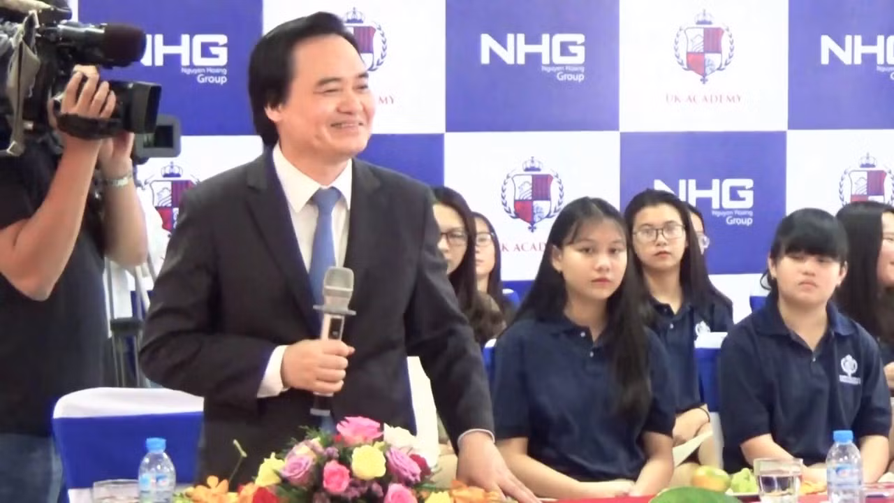 Bộ trưởng Bộ Giáo dục và Đào tạo Phùng Xuân Nhạ thăm Trường quốc tế Học viện Anh quốc UK Academy, ảnh minh họa, nguồn: bvu.edu.vn.