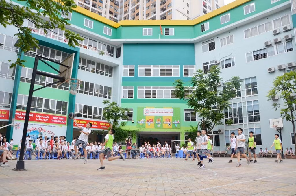 Một giờ học thể dục của học sinh trường Trung học cơ sở và Trung học phổ thông. Ảnh: thcs.lequydonhanoi.edu.vn