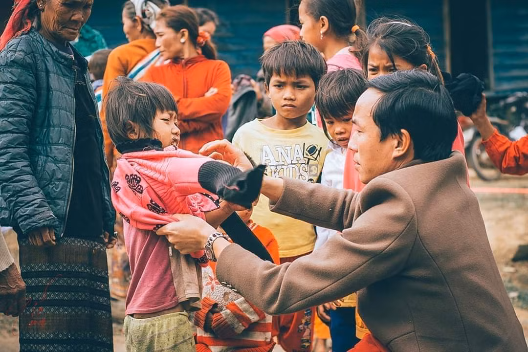Thầy giáo Thành trong một lần đi tặng quà em nhỏ vùng cao Quảng Trị. Ảnh: NVCC Thầy giáo Thành trong một lần đi tặng quà em nhỏ vùng cao Quảng Trị. Ảnh: NVCC