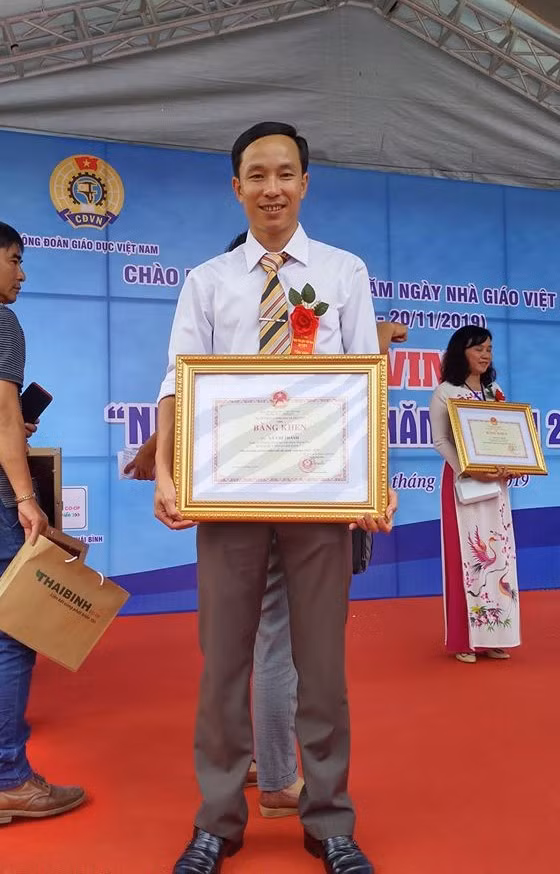 Thầy giáo Lý Chí Thành nhận bằng khen của Bộ Giáo dục và Đào tạo. Ảnh: NVCC Thầy giáo Lý Chí Thành nhận bằng khen của Bộ Giáo dục và Đào tạo. Ảnh: NVCC