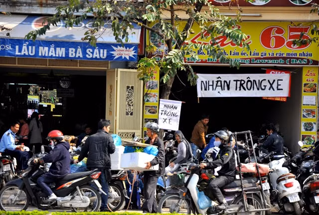 Nhiều cửa hàng trên đường Văn Cao cũng đã chuyển sang trông xe cho khách mời tới ngày hội bia với giá “cắt cổ” 20.000 đồng/ xe máy.