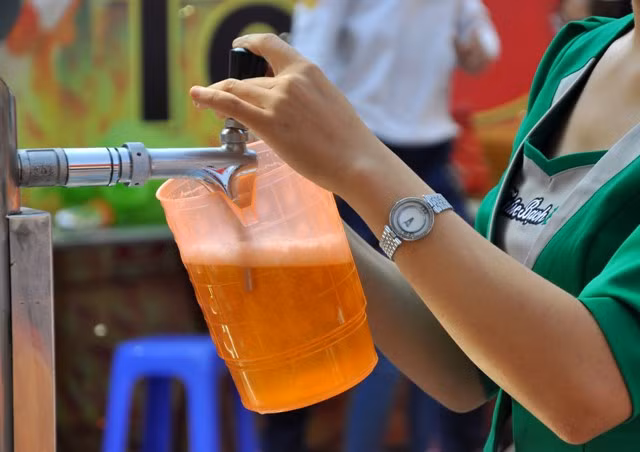 Tới ngày hội bia này, người dân có thể uống bia miễn phí và thoải mái…