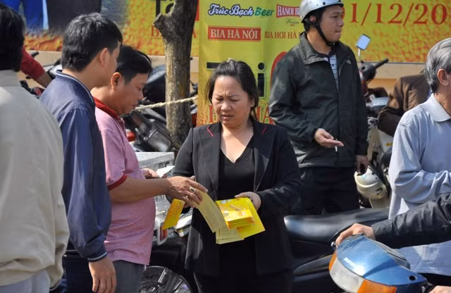 Vẫn còn đó những chiêu trò ăn theo của một số cá nhân. Bán vé mời cho khách.