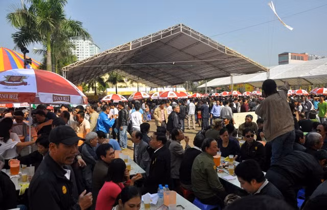 Hơn 10 giờ, khu vực sân Cung thể thao Quần Ngựa đã đông kín người.