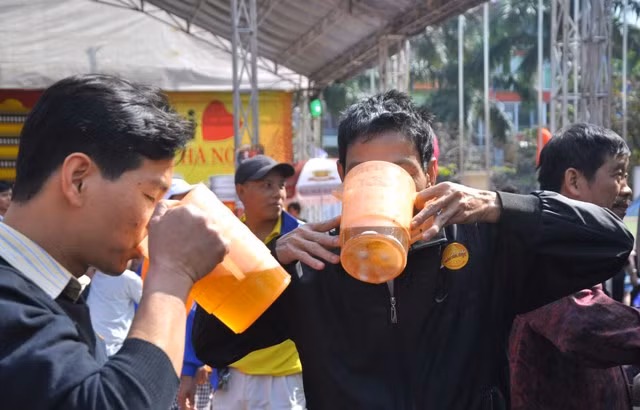 “Chúng tôi đã tham gia ngày hội bia Hà Nội này từ năm 2011 và năm nay chúng tôi vẫn đến đây, bên cạnh việc uống bia, đây còn là nơi chúng tôi được gặp bạn bè và giao lưu” - Anh Nguyễn Văn Hùng (Đống Đa, Hà Nội) hồ hởi chia sẻ.
