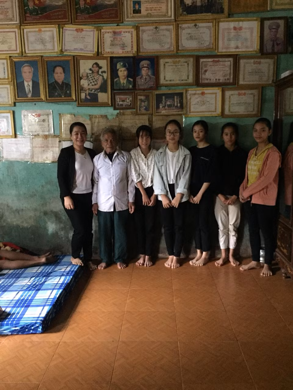 Lớp học Giáo dục công dân của cô Tố Trinh gắn liền với thực tế, những câu chuyện của các cựu chiến binh giúp các em hiểu rõ hơn bài học trên lớp. Ảnh: NVCC