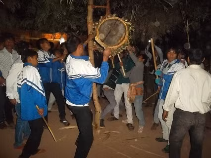 Trong đêm hội những đôi trai gái chưa có gia đình cũng được cơ hội làm quen để nên đôi lứa sau khi chiếc trống da sơn dương bị vỡ Trong đêm hội những đôi trai gái chưa có gia đình cũng được cơ hội làm quen để nên đôi lứa sau khi chiếc trống da sơn dương bị vỡ