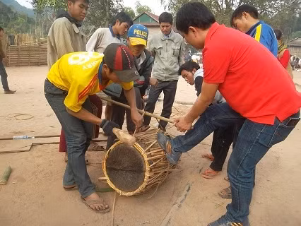 Chiếc trống bằng da Sơn Dương là thứ quan trọng nhất trong lễ hội này của người Ma Coong được thanh niên trai tráng trong làng chuẩn bị từ trước đó Chiếc trống bằng da Sơn Dương là thứ quan trọng nhất trong lễ hội này của người Ma Coong được thanh niên trai tráng trong làng chuẩn bị từ trước đó