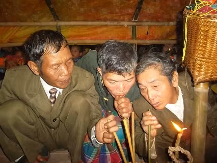 Già làng, trưởng bản và những vị chức sắc của người Ma Coong trong làng uống rượu khai hội Già làng, trưởng bản và những vị chức sắc của người Ma Coong trong làng uống rượu khai hội