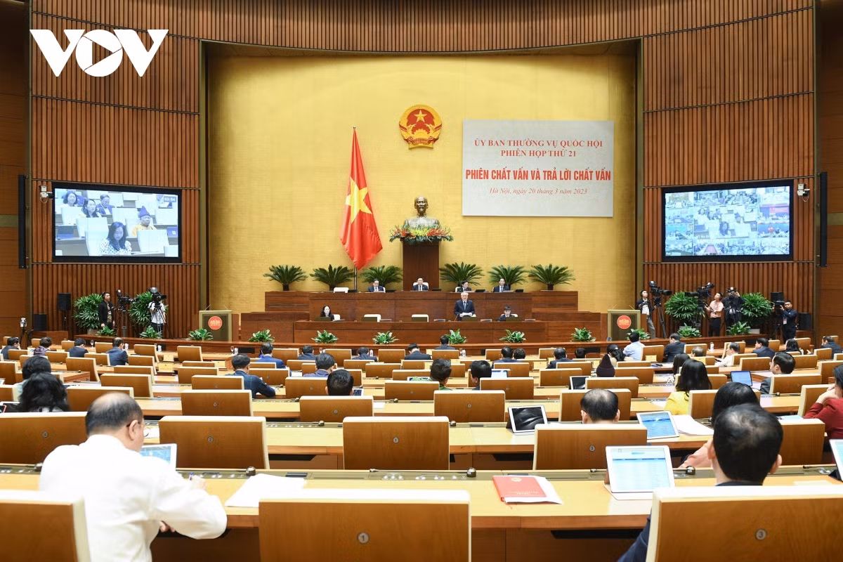 Toàn cảnh phiên chất vấn về các nhóm vấn đề thuộc lĩnh vực tòa án và lĩnh vực kiểm sát. Toàn cảnh phiên chất vấn về các nhóm vấn đề thuộc lĩnh vực tòa án và lĩnh vực kiểm sát.