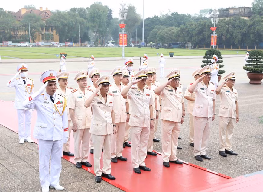 Đoàn đại biểu Đảng ủy Công an Trung ương và Bộ Công an thành kính tưởng nhớ Chủ tịch Hồ Chí Minh. Ảnh: Minh Đức - TTXVN