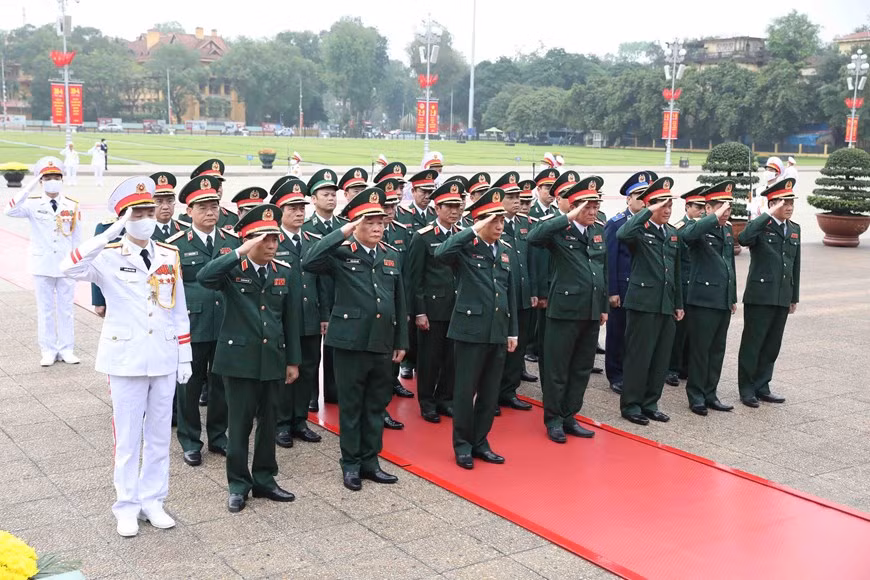 Đoàn đại biểu Quân ủy Trung ương và Bộ Quốc phòng thành kính tưởng nhớ Chủ tịch Hồ Chí Minh. Ảnh: An Đăng - TTXVN