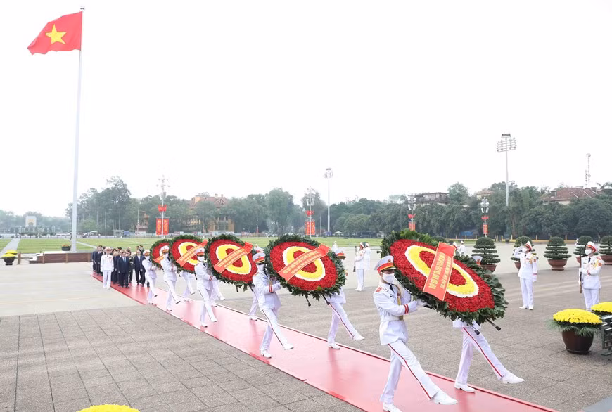 Đoàn các đồng chí lãnh đạo Đảng, Nhà nước đặt vòng hoa và vào Lăng viếng Chủ tịch Hồ Chí Minh. Ảnh: Minh Đức - TTXVN