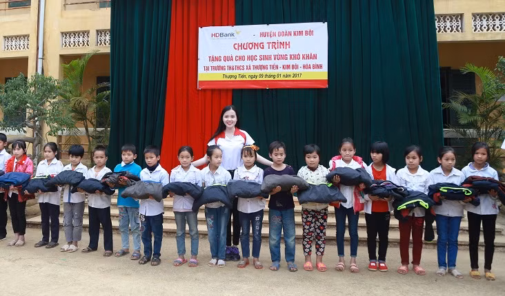 HDBank trao quà cho học sinh tại huyện Kim Bôi, tỉnh Hòa Bình. HDBank trao quà cho học sinh tại huyện Kim Bôi, tỉnh Hòa Bình.