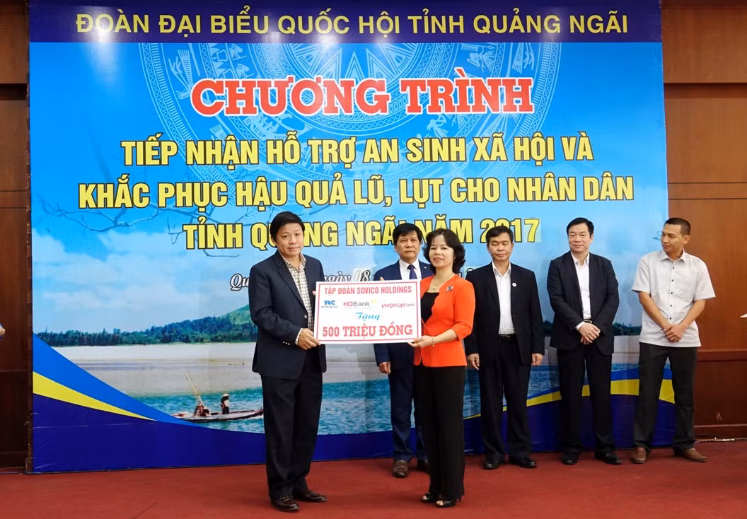 Ông Nguyễn Thanh Hùng, Chủ tịch Sovico Holdings trao tượng trưng 500 triệu đồng cho đại diện tỉnh Quảng Ngãi - bà Phạm Thị Thu Trang, Phó đoàn đại biểu Quốc hội tỉnh Quảng Ngãi Ông Nguyễn Thanh Hùng, Chủ tịch Sovico Holdings trao tượng trưng 500 triệu đồng cho đại diện tỉnh Quảng Ngãi - bà Phạm Thị Thu Trang, Phó đoàn đại biểu Quốc hội tỉnh Quảng Ngãi