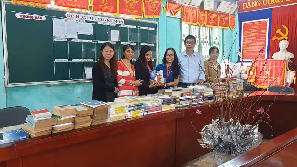 Cô Thu Hiền tặng gần ngàn cuốn sách cho Trường cấp 3 Đắk Rông tỉnh Quảng Trị (Ảnh: CTV) Cô Thu Hiền tặng gần ngàn cuốn sách cho Trường cấp 3 Đắk Rông tỉnh Quảng Trị (Ảnh: CTV)
